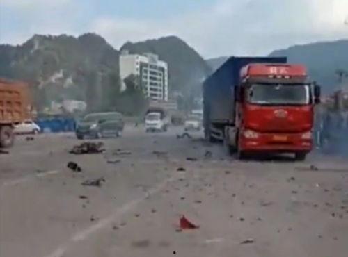 大货车爆炸视频,惊心动魄！大货车爆炸现场惊险瞬间