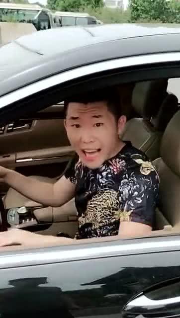 买车搞笑视频,笑料百出！搞笑视频带你领略购车欢乐时光