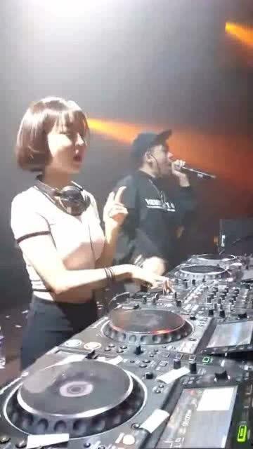 酒吧dj视频,酒吧DJ音乐盛宴幕后揭秘