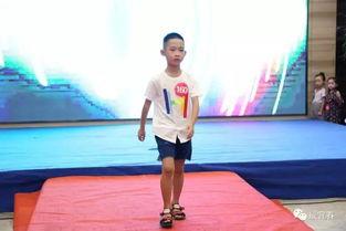 幼儿走秀视频教学视频,萌娃学步秀风采