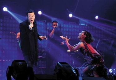 杨坤演唱会视频,激情燃烧的舞台，视听盛宴的视听之旅