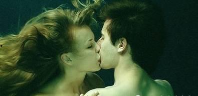 女人亲嘴视频,揭秘女人亲嘴视频背后的情感火花