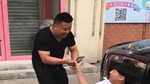 碰瓷搞笑视频,笑料百出，揭秘“碰瓷”背后的幽默智慧