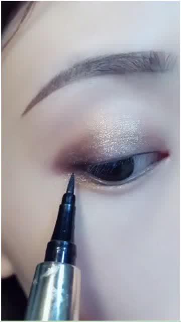 画眼线教程视频,打造迷人电眼风采