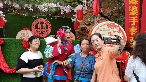 媒婆表演视频,传统婚俗魅力再现