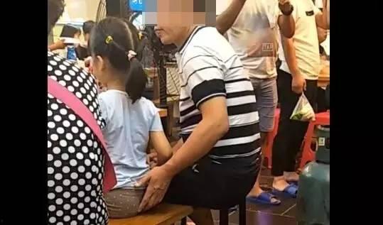 摸屁股的视频,网络热传摸屁股瞬间，引发网友热议