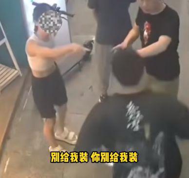 摸屁股的视频,网络热传摸屁股瞬间，引发网友热议